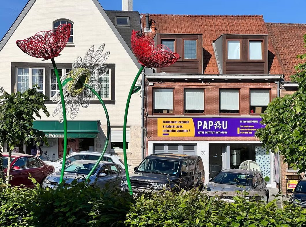 L'Institut Papou sur la Place Communale à Genval — enseigne violette et jaune