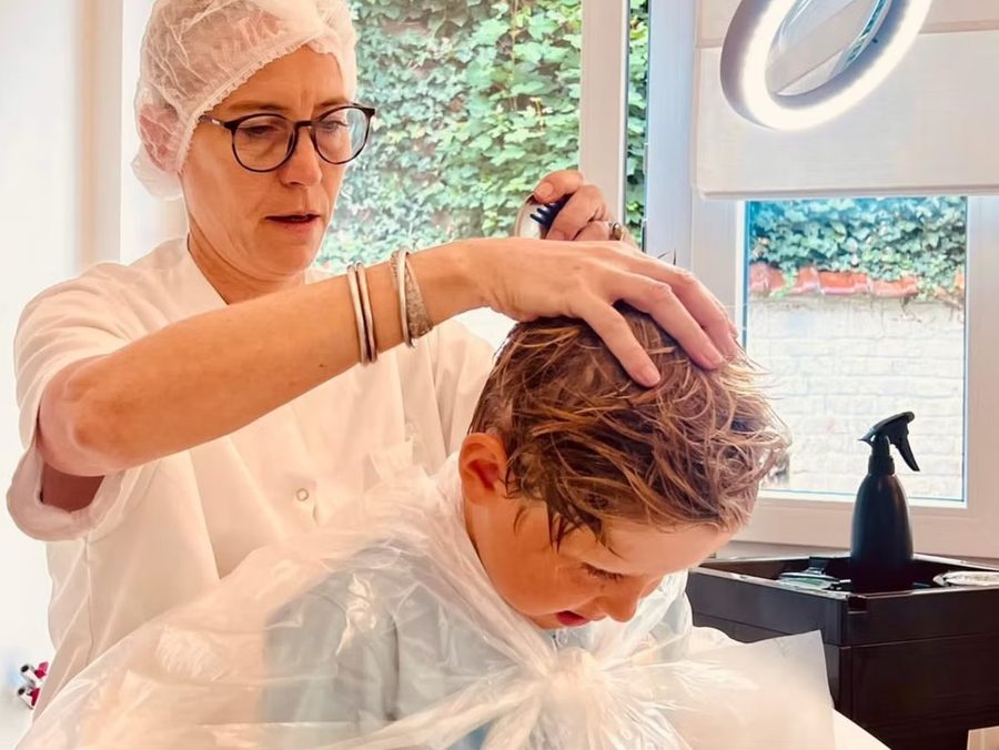 Une spécialiste de l'Institut traite les cheveux d'un enfant